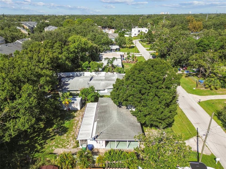 Active With Contract: $365,000 (2 beds, 1 baths, 902 Square Feet)