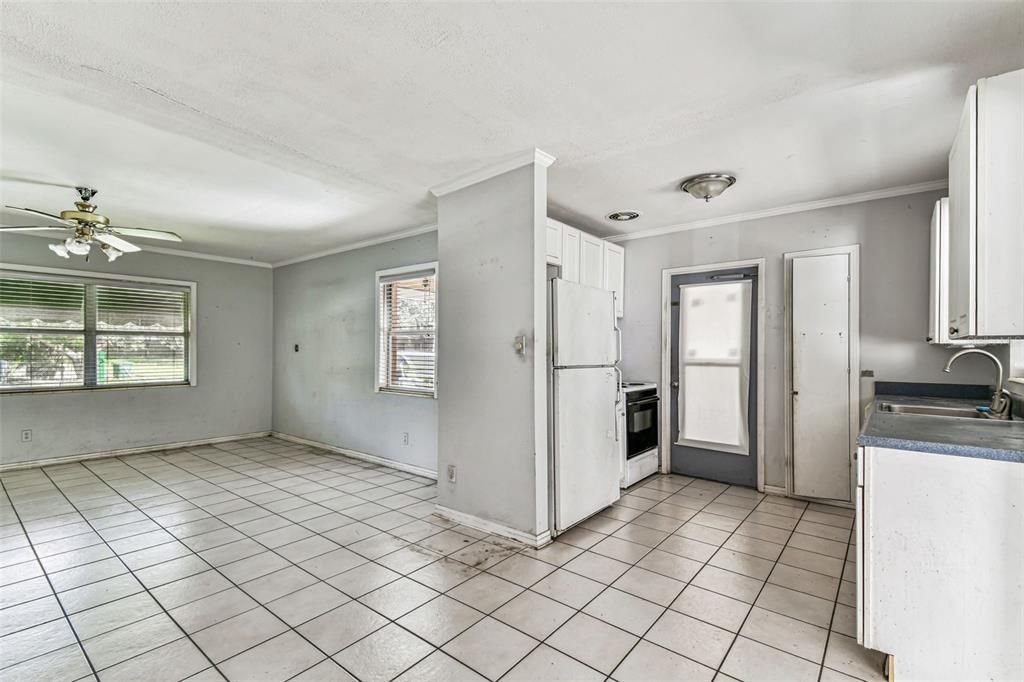 Active With Contract: $365,000 (2 beds, 1 baths, 902 Square Feet)