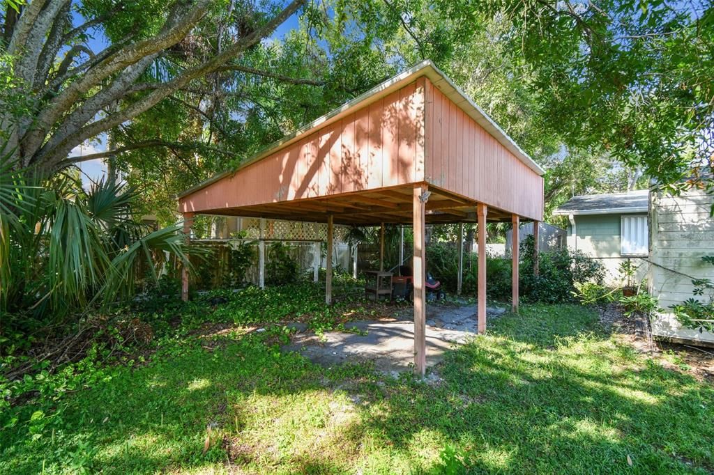 Active With Contract: $365,000 (2 beds, 1 baths, 902 Square Feet)