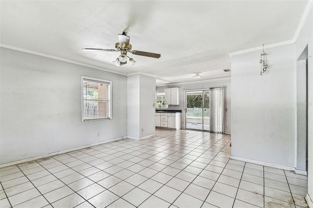 Active With Contract: $365,000 (2 beds, 1 baths, 902 Square Feet)