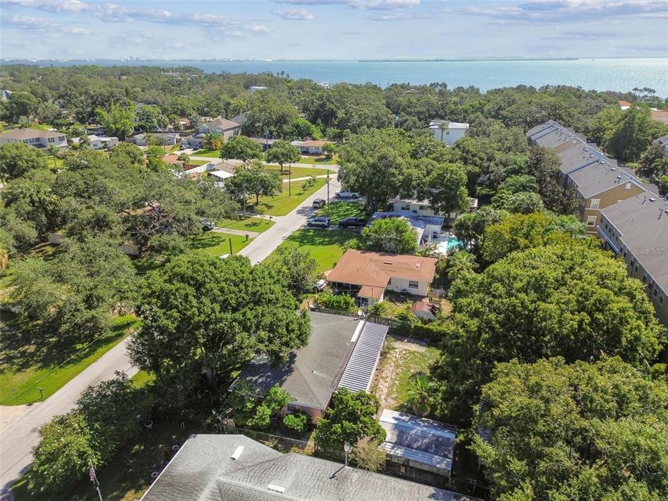 Active With Contract: $365,000 (2 beds, 1 baths, 902 Square Feet)