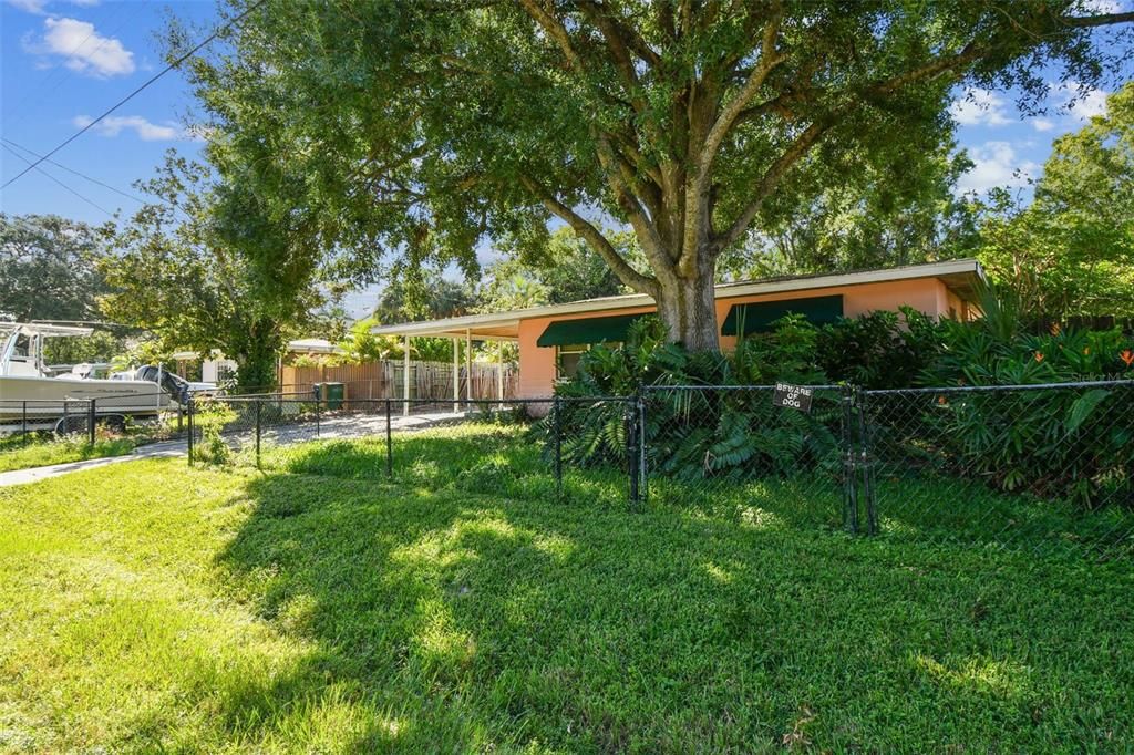 Active With Contract: $365,000 (2 beds, 1 baths, 902 Square Feet)