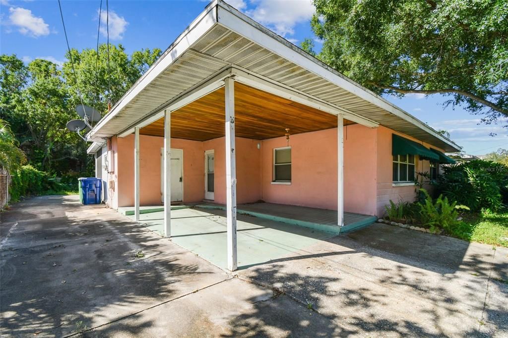 Active With Contract: $365,000 (2 beds, 1 baths, 902 Square Feet)