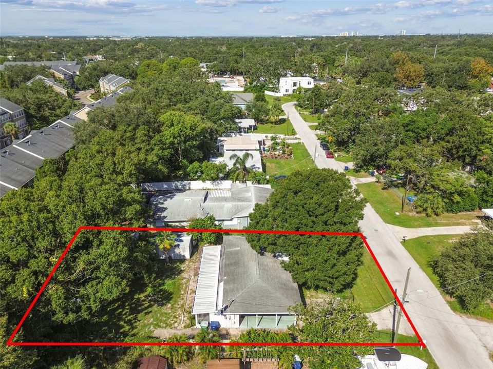 Active With Contract: $365,000 (2 beds, 1 baths, 902 Square Feet)