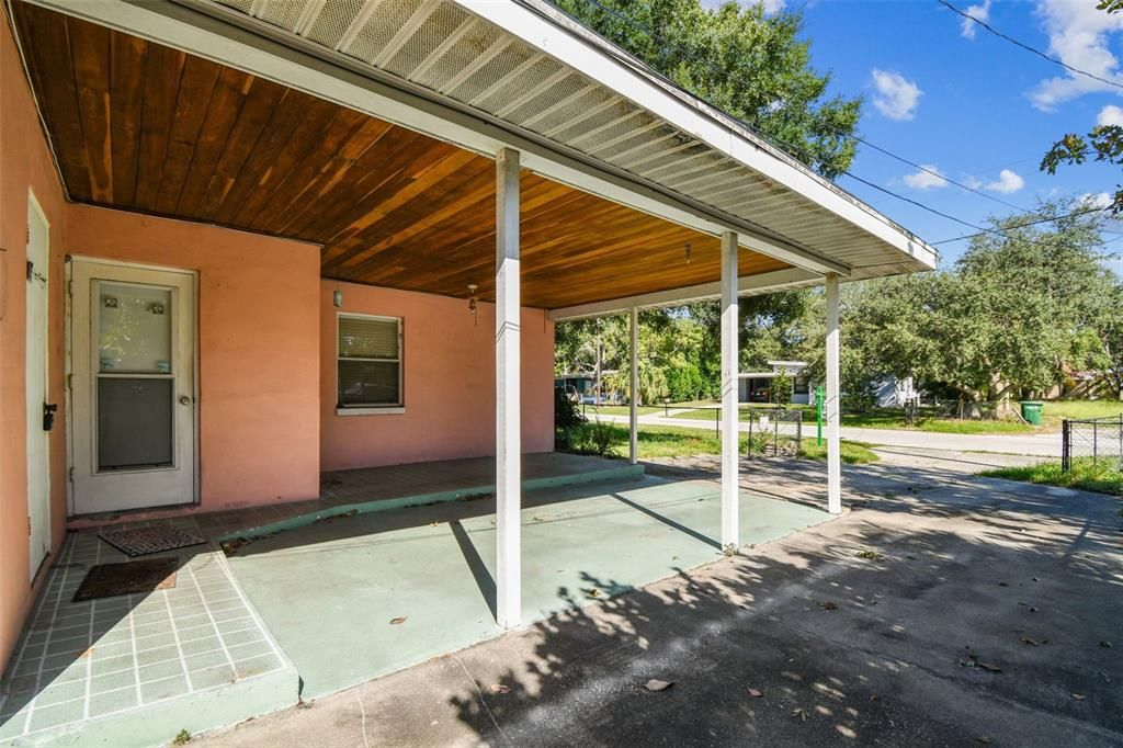 Active With Contract: $365,000 (2 beds, 1 baths, 902 Square Feet)