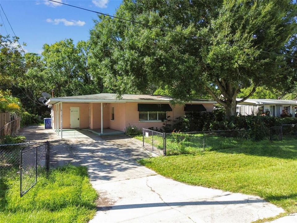 Active With Contract: $365,000 (2 beds, 1 baths, 902 Square Feet)