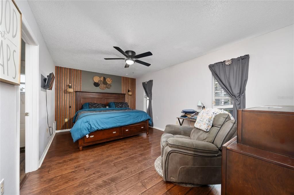 Active With Contract: $339,000 (3 beds, 2 baths, 1388 Square Feet)