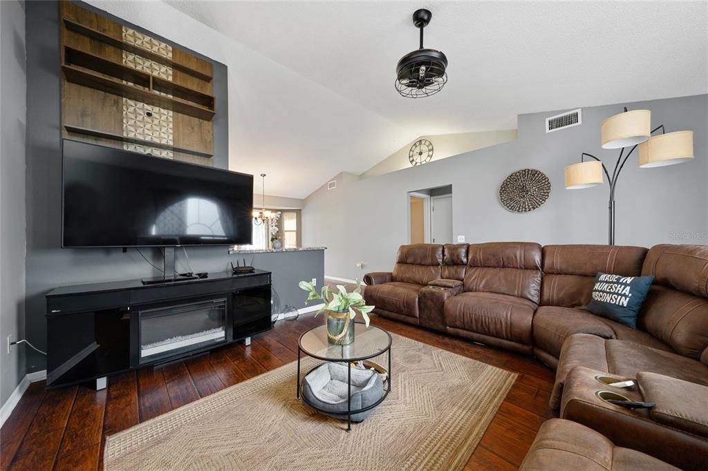 Active With Contract: $339,000 (3 beds, 2 baths, 1388 Square Feet)