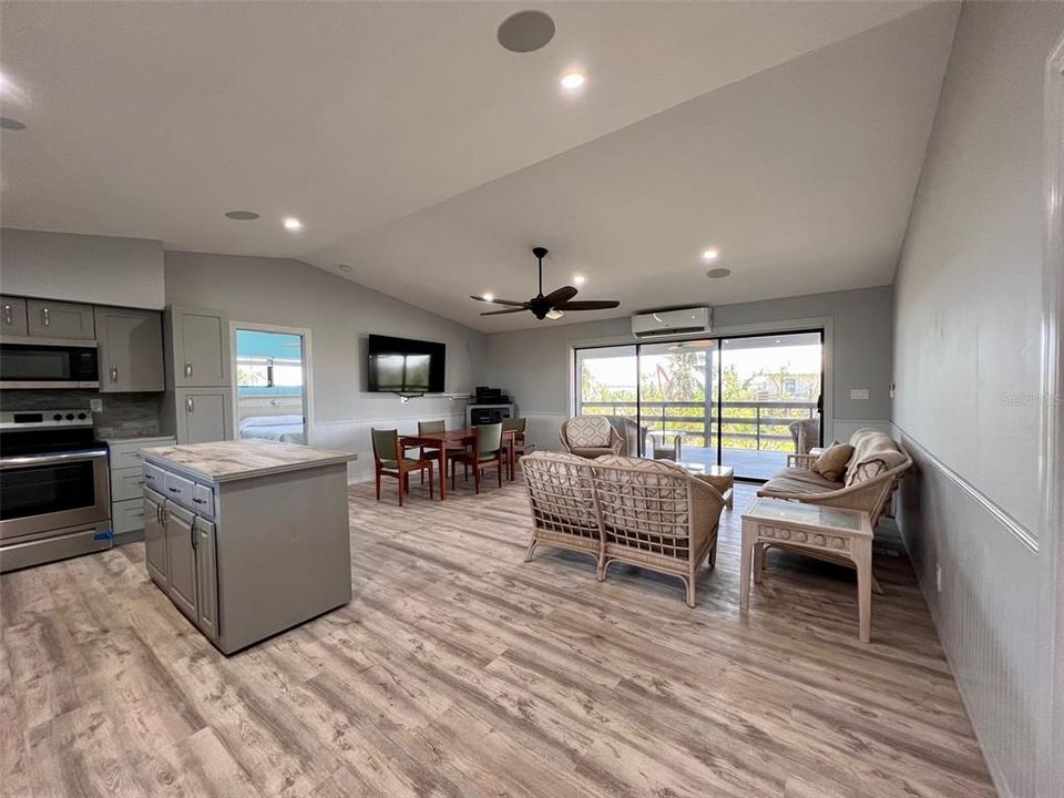 待售: $795,000 (2 贝兹, 2 浴室, 1056 平方英尺)