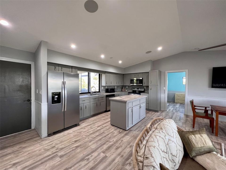 待售: $795,000 (2 贝兹, 2 浴室, 1056 平方英尺)