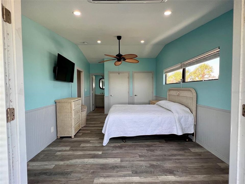 待售: $795,000 (2 贝兹, 2 浴室, 1056 平方英尺)