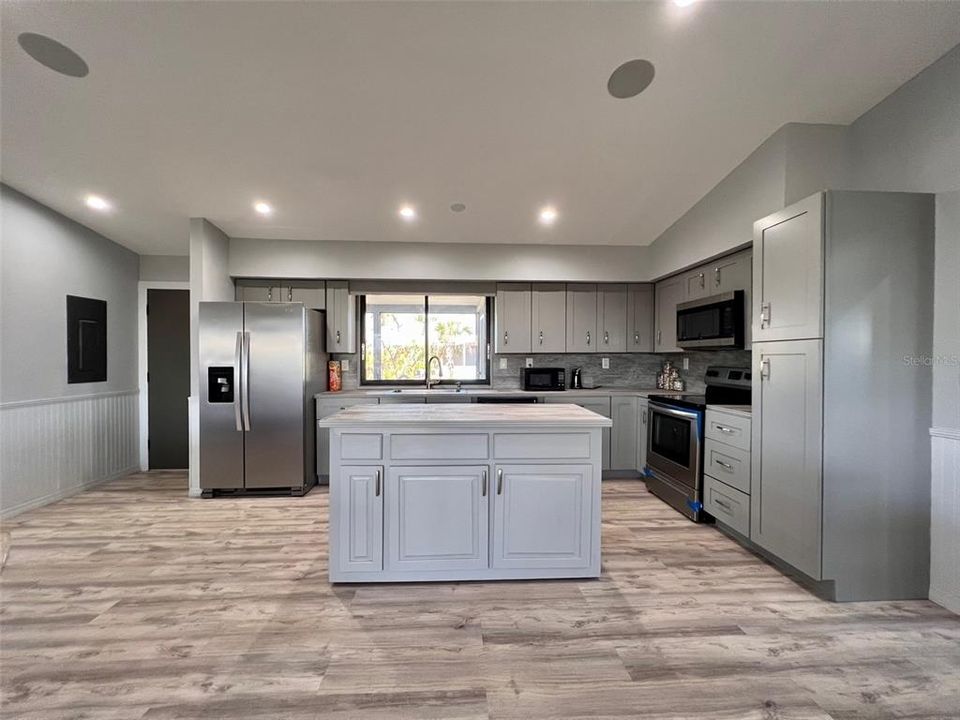 待售: $795,000 (2 贝兹, 2 浴室, 1056 平方英尺)