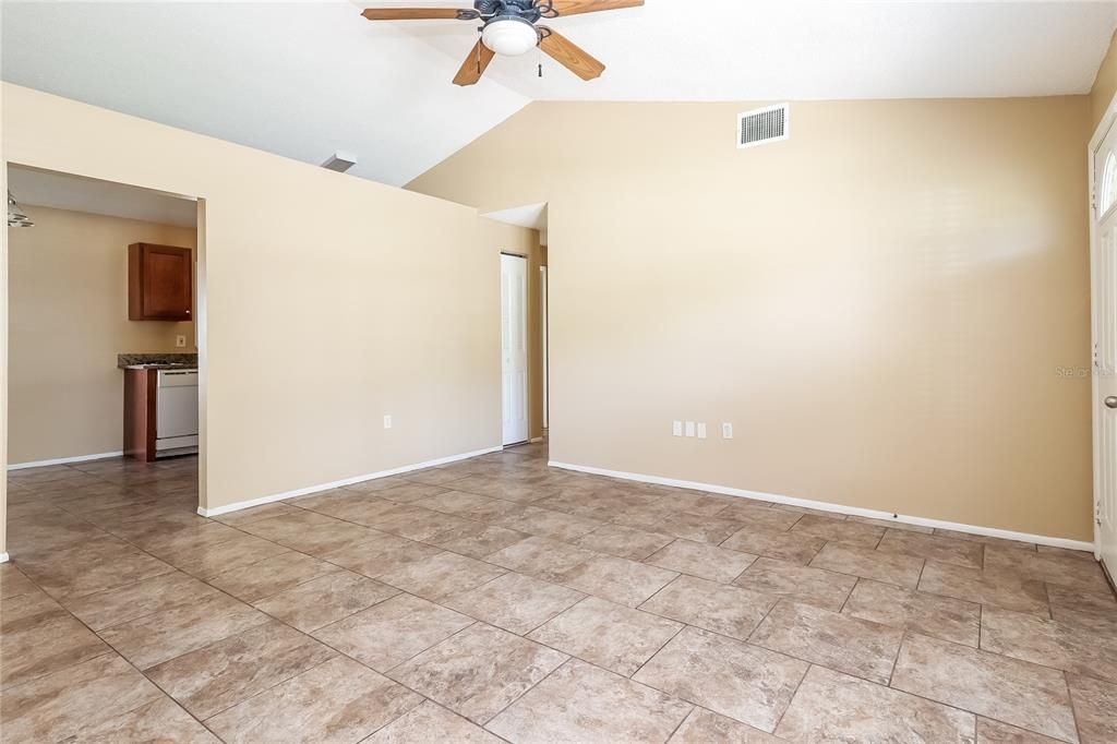 出租: $1,825 (3 贝兹, 2 浴室, 1283 平方英尺)