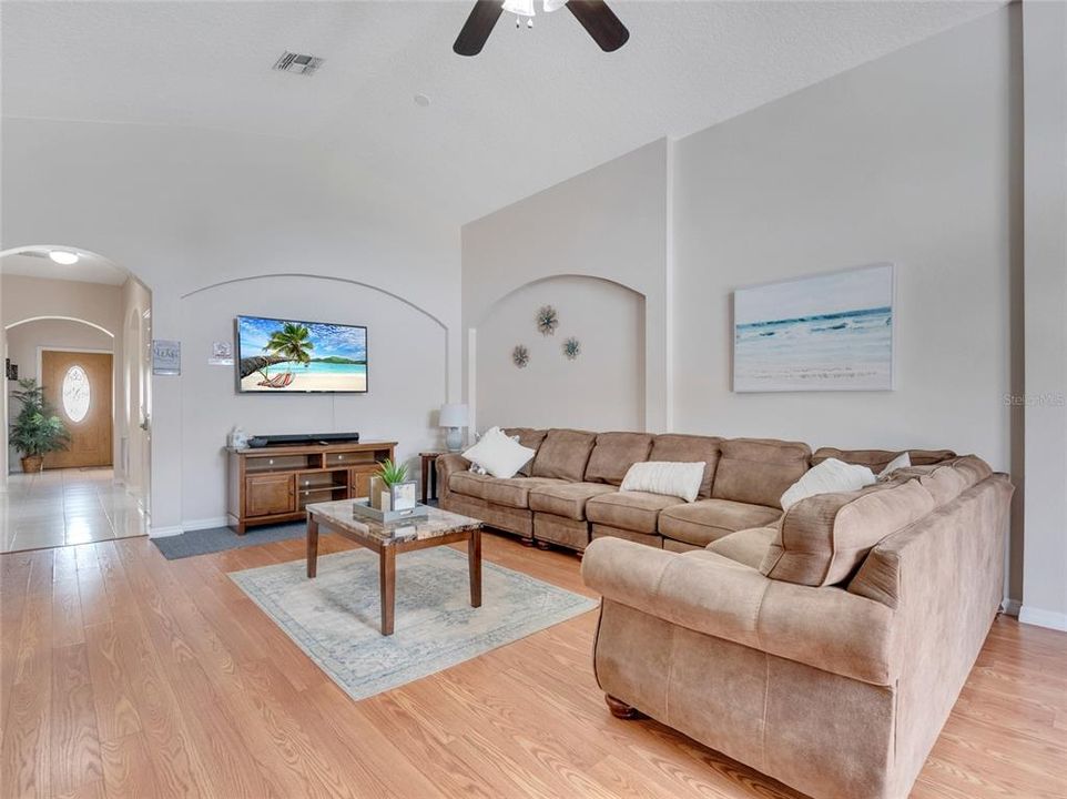 For Rent: $2,550 (4 beds, 3 baths, 1836 Square Feet)