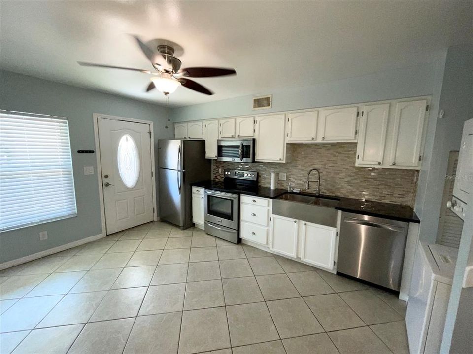 Под контрактом: $1,800 (2 спален, 1 ванн, 1044 Квадратных фут)