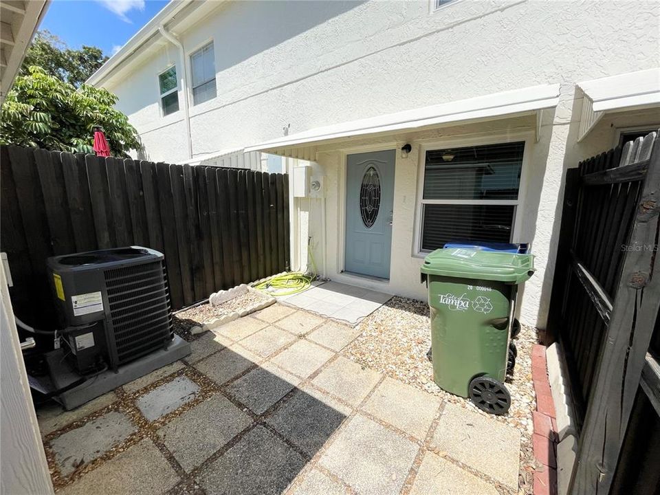 Под контрактом: $1,800 (2 спален, 1 ванн, 1044 Квадратных фут)