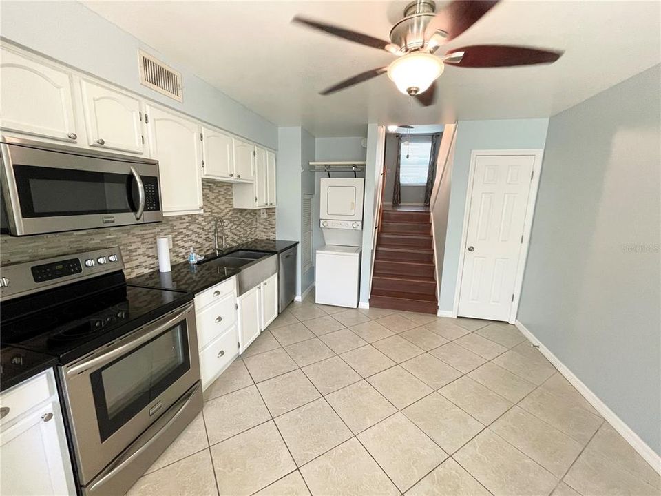 Под контрактом: $1,800 (2 спален, 1 ванн, 1044 Квадратных фут)