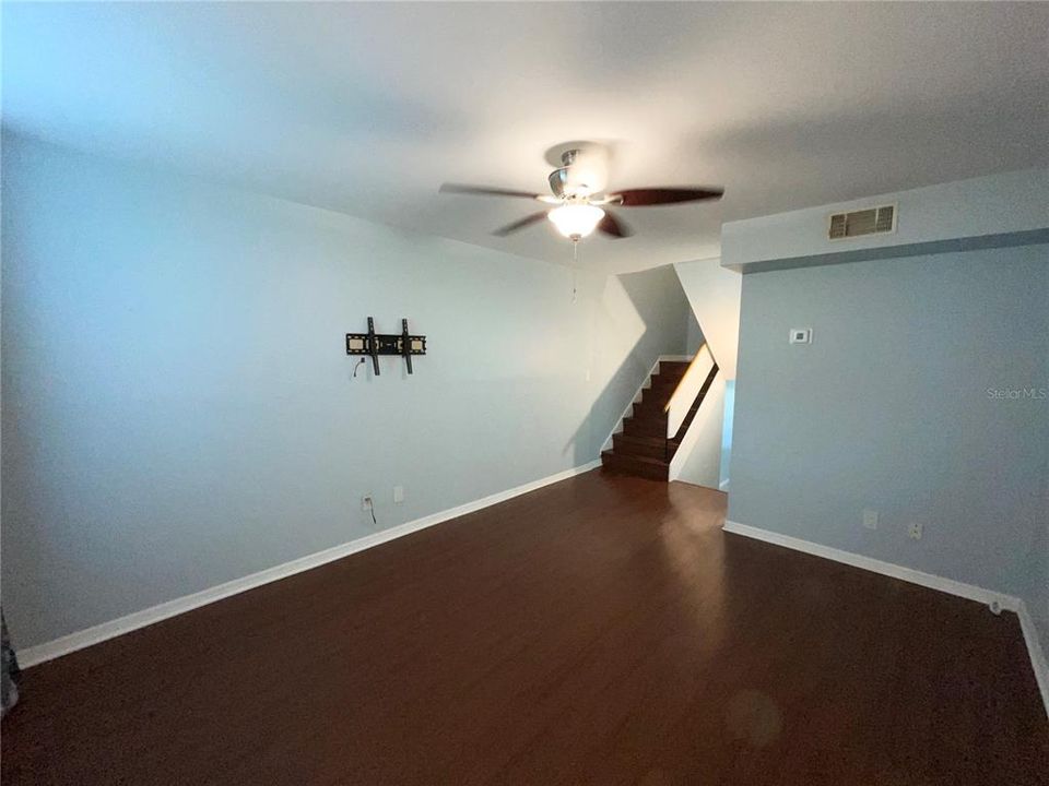 Под контрактом: $1,800 (2 спален, 1 ванн, 1044 Квадратных фут)