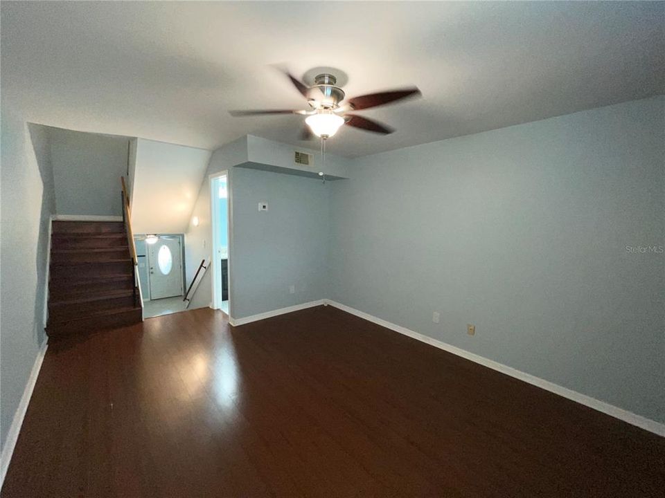 Под контрактом: $1,800 (2 спален, 1 ванн, 1044 Квадратных фут)