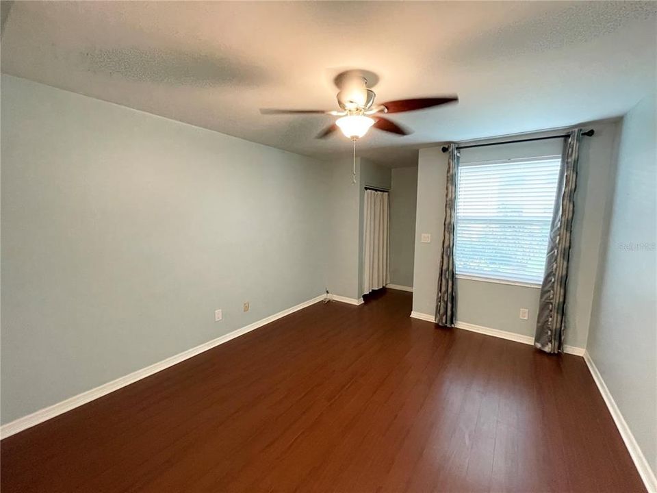 Под контрактом: $1,800 (2 спален, 1 ванн, 1044 Квадратных фут)