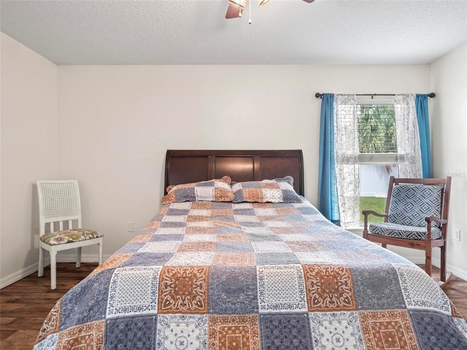 Под контрактом: $254,900 (4 спален, 2 ванн, 1610 Квадратных фут)