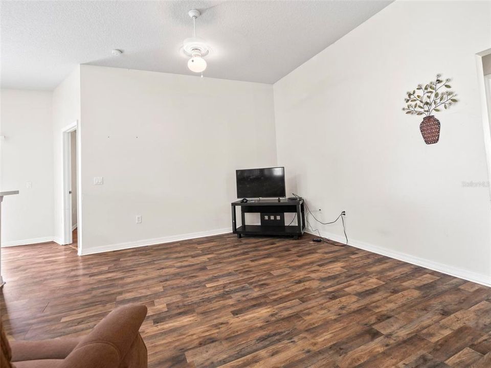 Под контрактом: $254,900 (4 спален, 2 ванн, 1610 Квадратных фут)