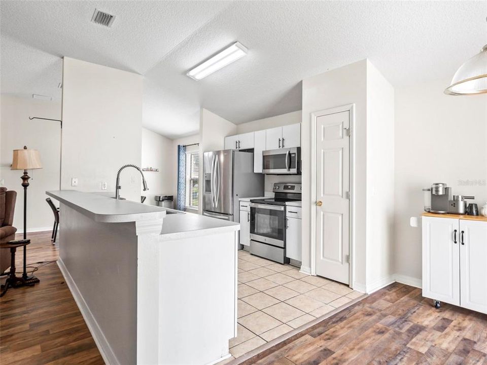 Под контрактом: $254,900 (4 спален, 2 ванн, 1610 Квадратных фут)