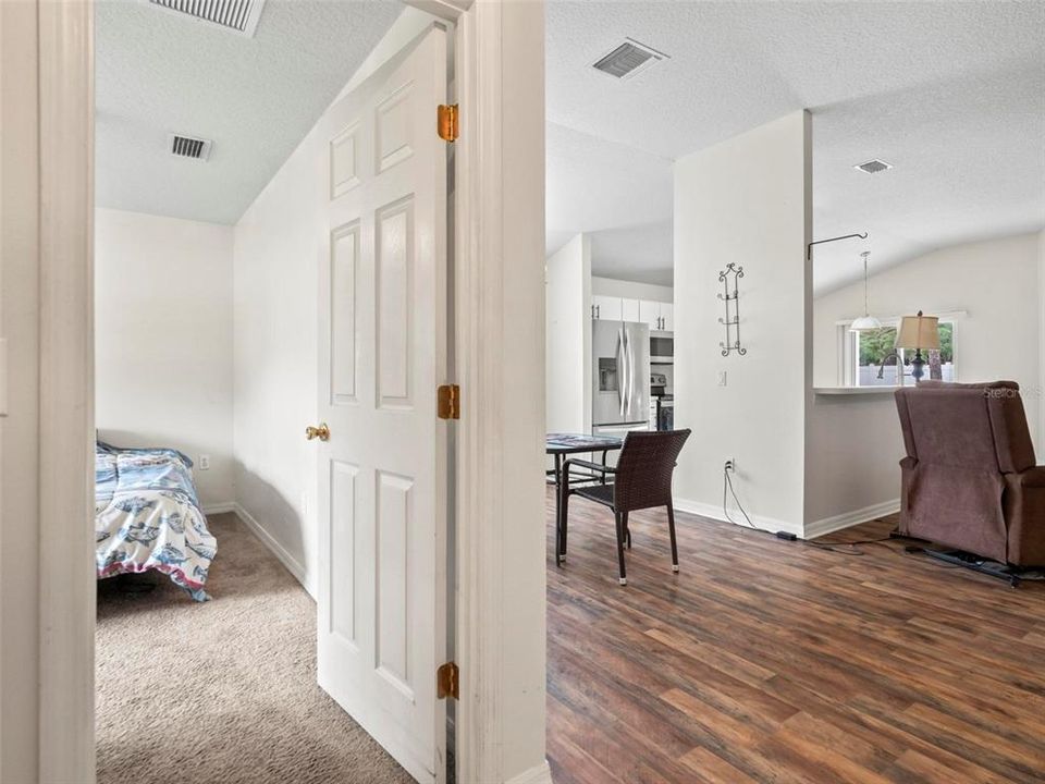 Под контрактом: $254,900 (4 спален, 2 ванн, 1610 Квадратных фут)