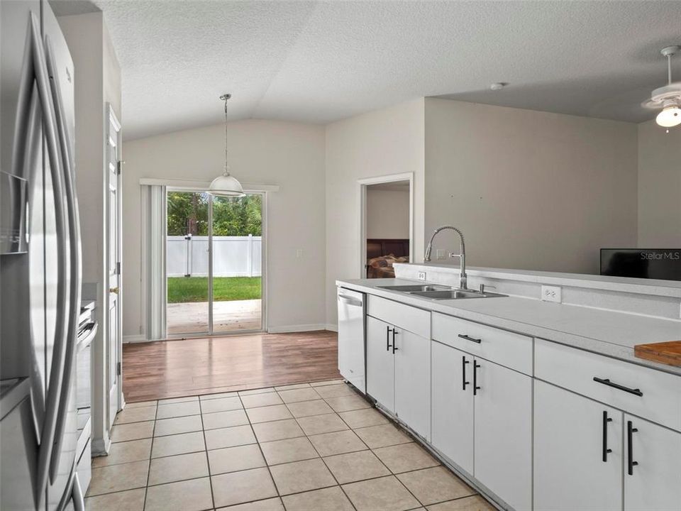 Под контрактом: $254,900 (4 спален, 2 ванн, 1610 Квадратных фут)