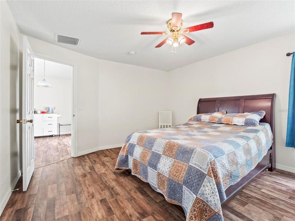 Под контрактом: $254,900 (4 спален, 2 ванн, 1610 Квадратных фут)