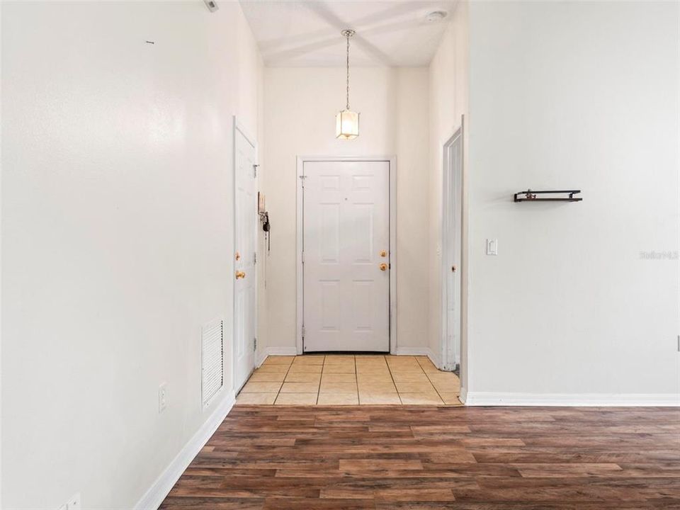 Под контрактом: $254,900 (4 спален, 2 ванн, 1610 Квадратных фут)