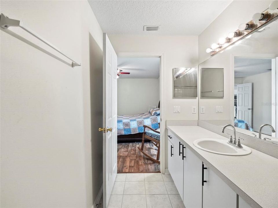 Под контрактом: $254,900 (4 спален, 2 ванн, 1610 Квадратных фут)