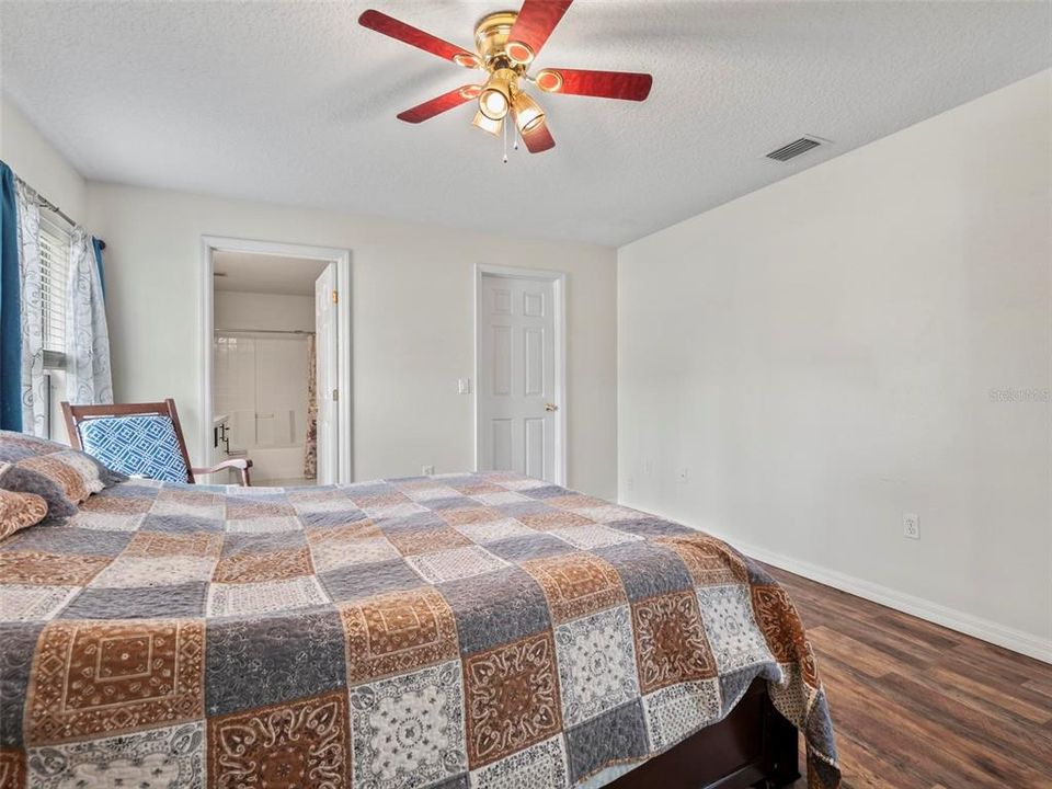 Под контрактом: $254,900 (4 спален, 2 ванн, 1610 Квадратных фут)