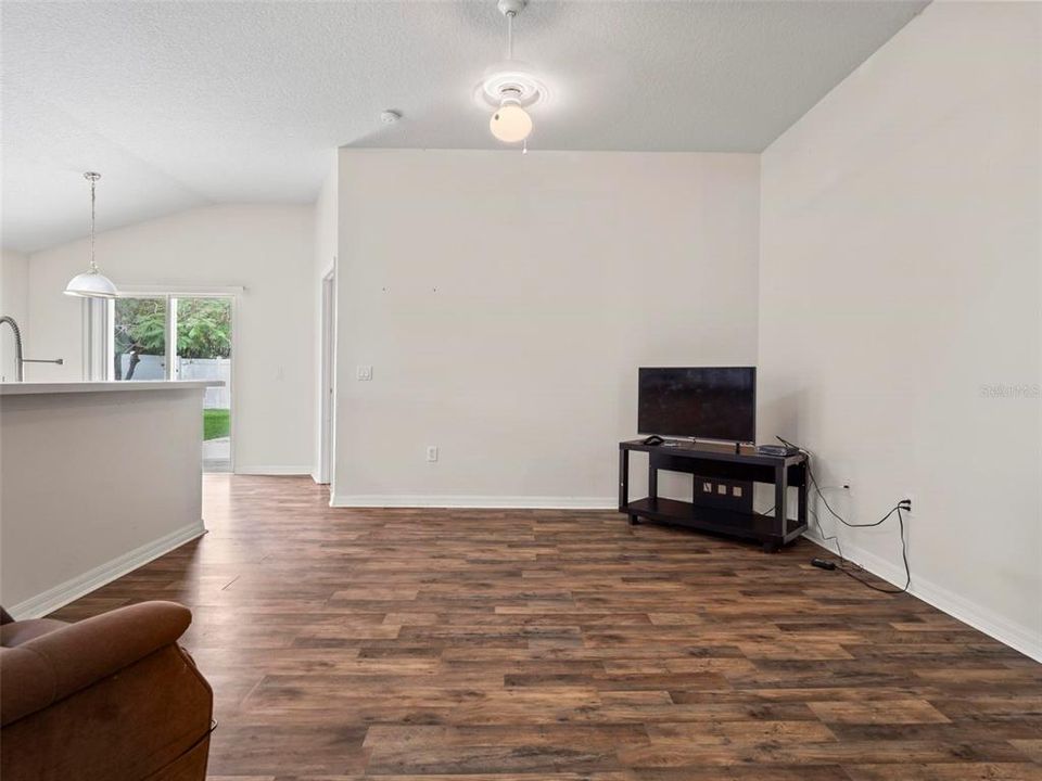 Под контрактом: $254,900 (4 спален, 2 ванн, 1610 Квадратных фут)