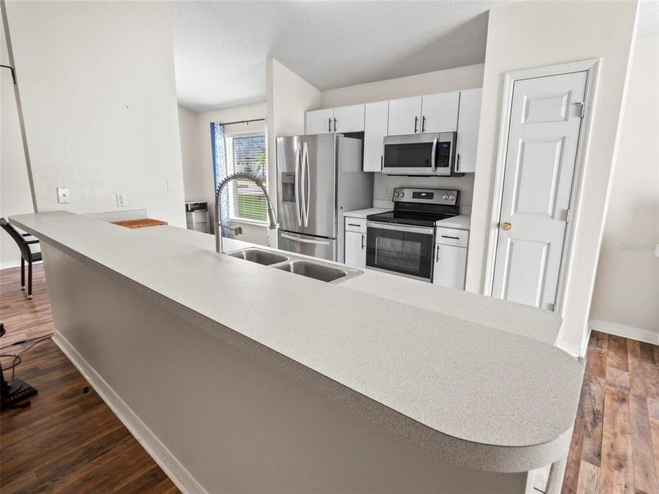 Под контрактом: $254,900 (4 спален, 2 ванн, 1610 Квадратных фут)