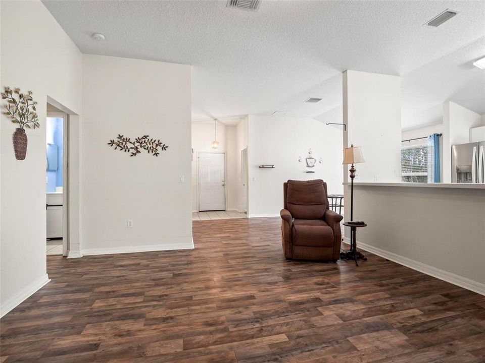 Под контрактом: $254,900 (4 спален, 2 ванн, 1610 Квадратных фут)