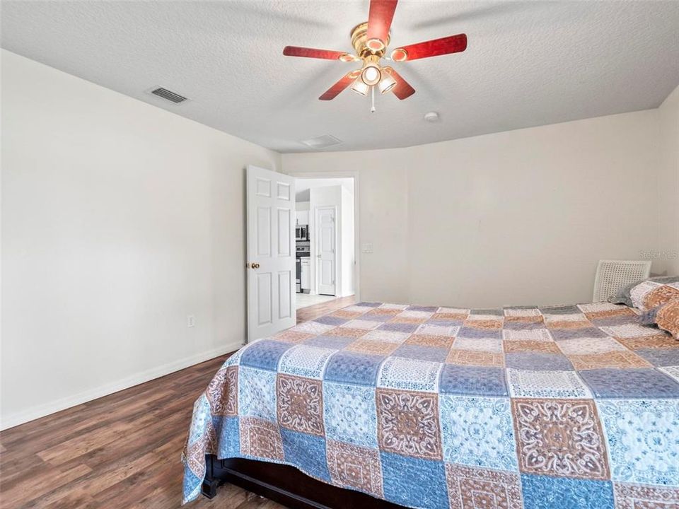 Под контрактом: $254,900 (4 спален, 2 ванн, 1610 Квадратных фут)