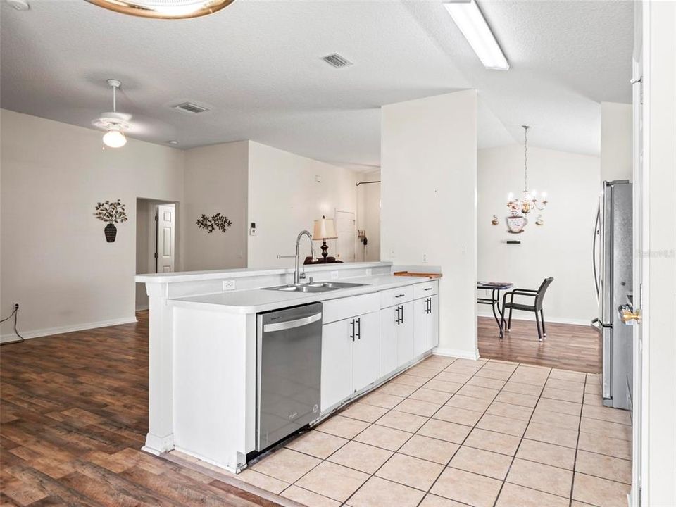 Под контрактом: $254,900 (4 спален, 2 ванн, 1610 Квадратных фут)