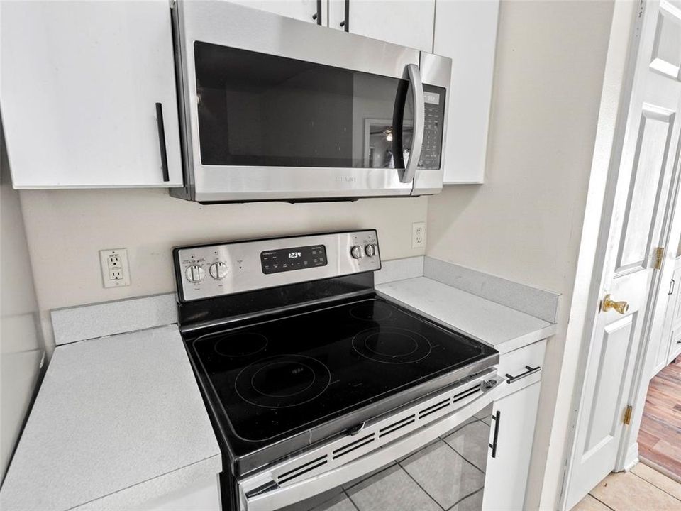 Под контрактом: $254,900 (4 спален, 2 ванн, 1610 Квадратных фут)