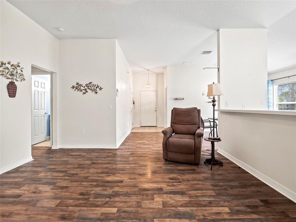 Под контрактом: $254,900 (4 спален, 2 ванн, 1610 Квадратных фут)