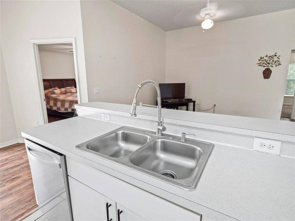 Под контрактом: $254,900 (4 спален, 2 ванн, 1610 Квадратных фут)