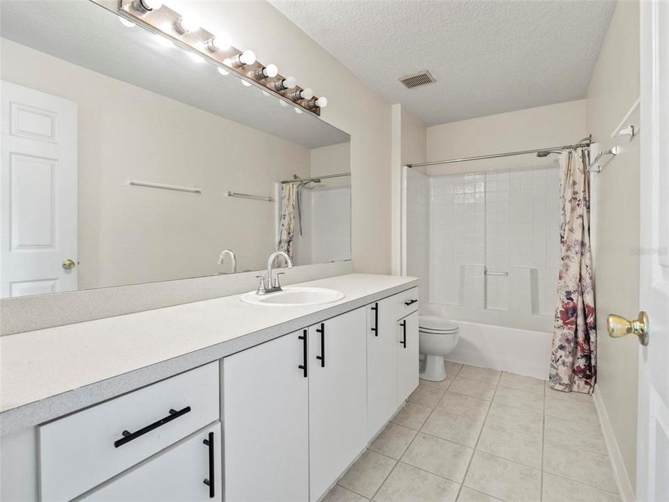 Под контрактом: $254,900 (4 спален, 2 ванн, 1610 Квадратных фут)