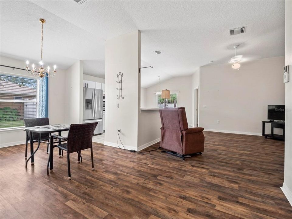 Под контрактом: $254,900 (4 спален, 2 ванн, 1610 Квадратных фут)