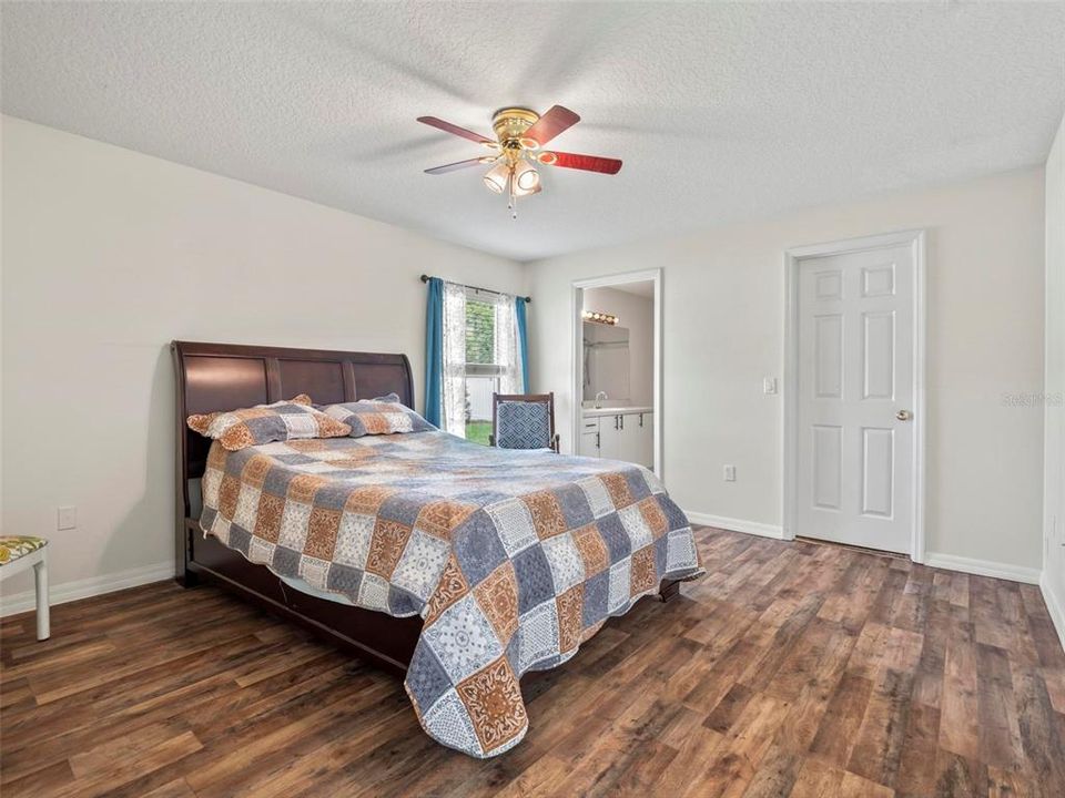 Под контрактом: $254,900 (4 спален, 2 ванн, 1610 Квадратных фут)