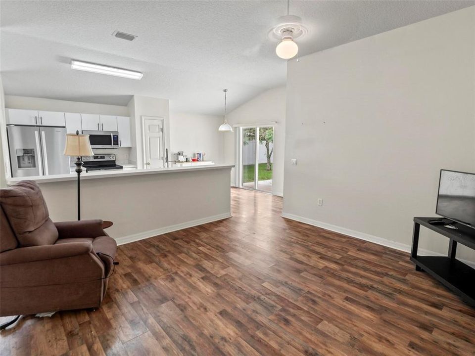 Под контрактом: $254,900 (4 спален, 2 ванн, 1610 Квадратных фут)