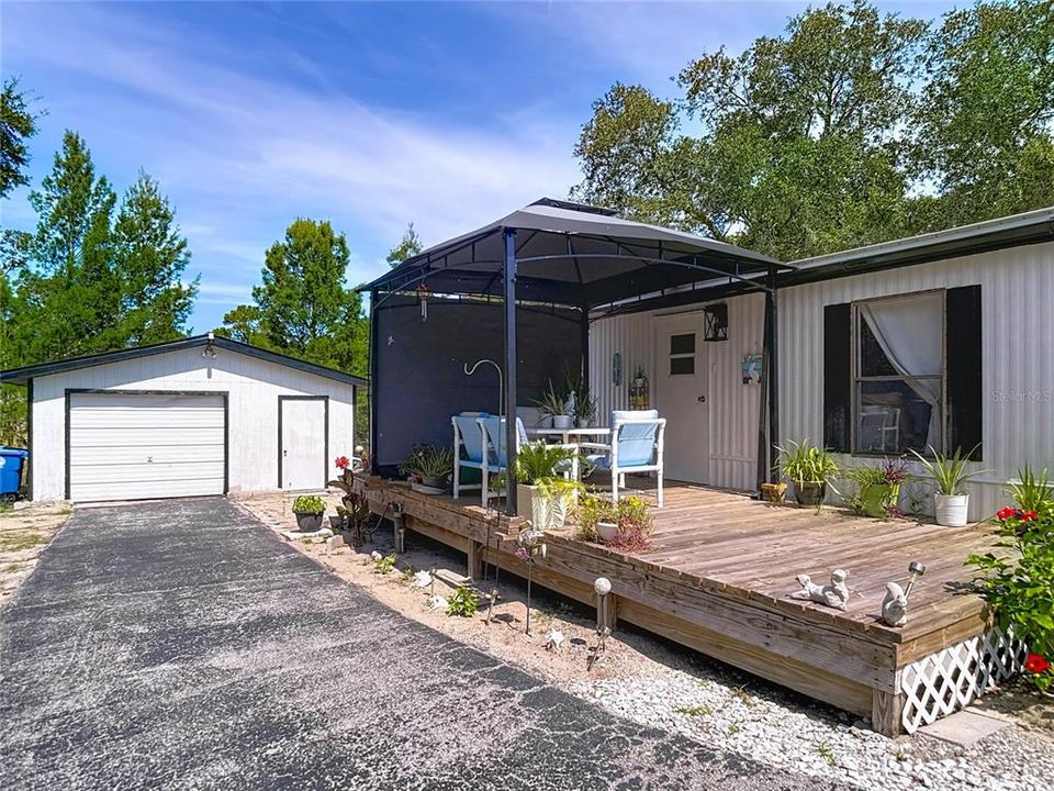 Active With Contract: $159,000 (2 beds, 2 baths, 864 Square Feet)