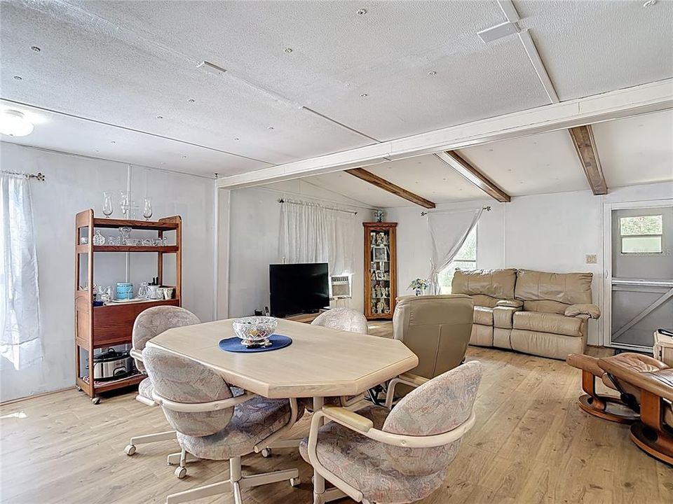 Active With Contract: $159,000 (2 beds, 2 baths, 864 Square Feet)