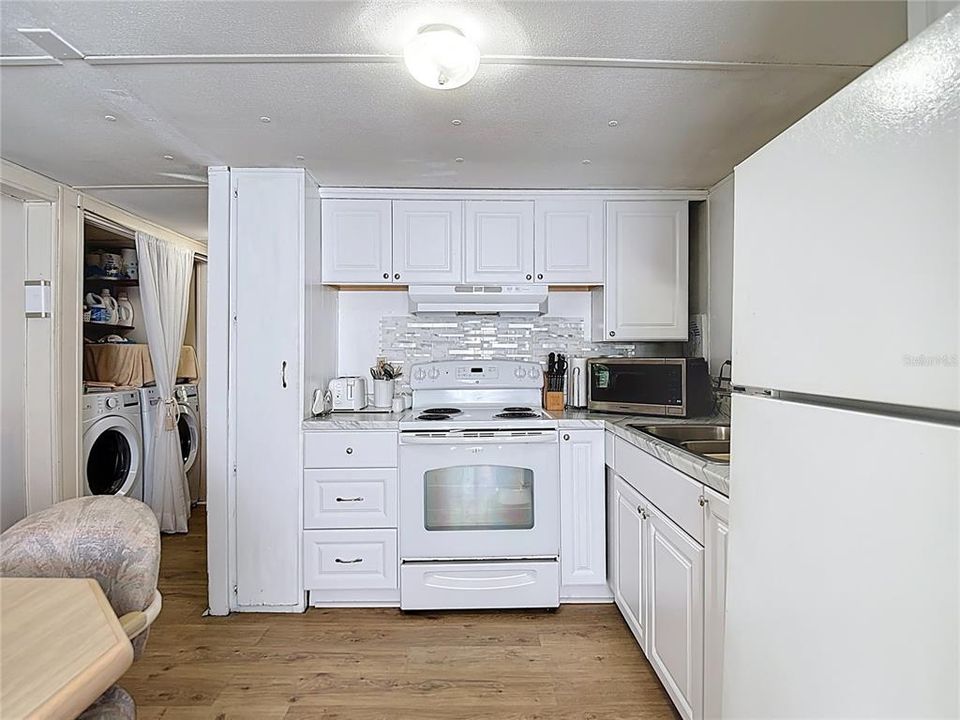 Active With Contract: $159,000 (2 beds, 2 baths, 864 Square Feet)