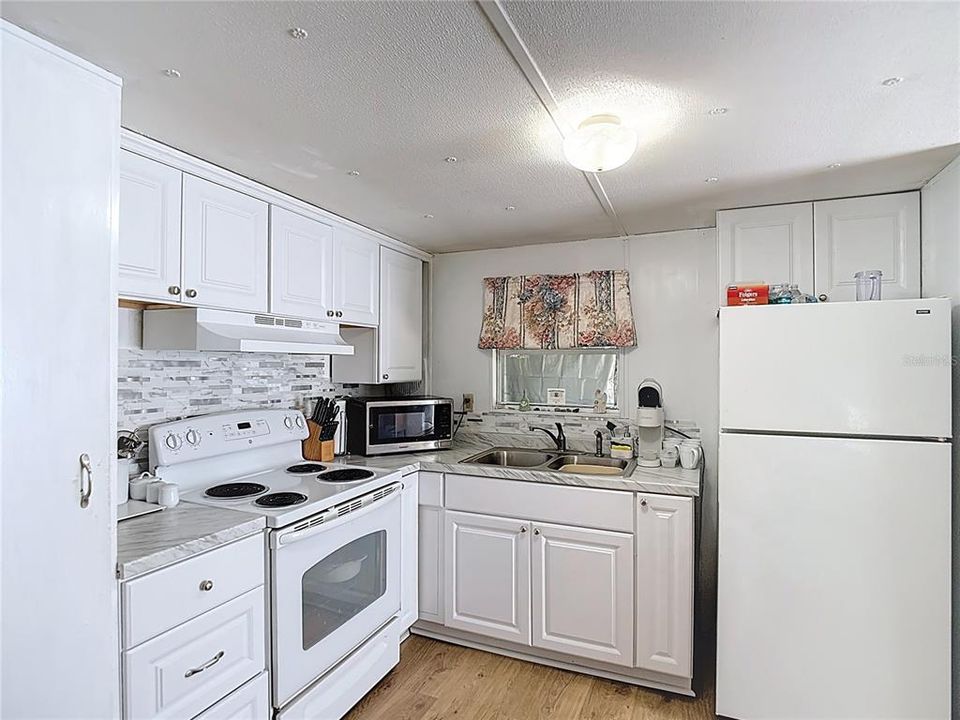 Active With Contract: $159,000 (2 beds, 2 baths, 864 Square Feet)