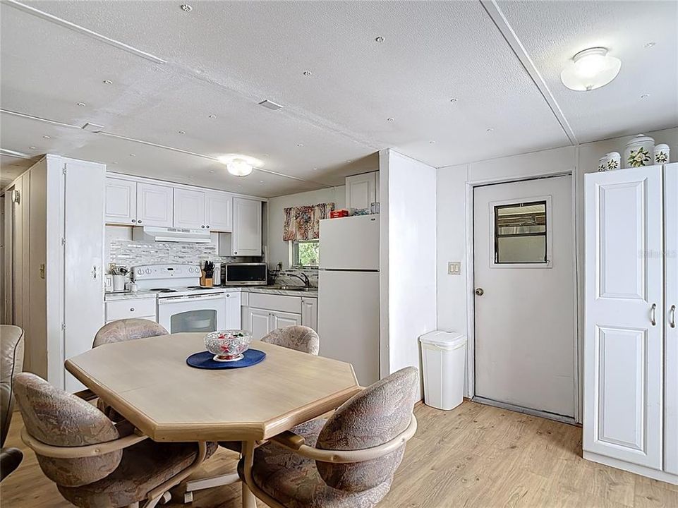 Active With Contract: $159,000 (2 beds, 2 baths, 864 Square Feet)